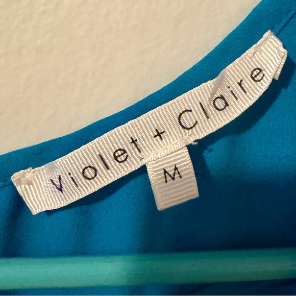 Teal blouse with teal and black highlights on a white skirt. - Picture 9 of 15